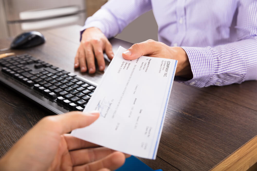 How to Sign a Check Over to Someone Else? - Checkissuing.com