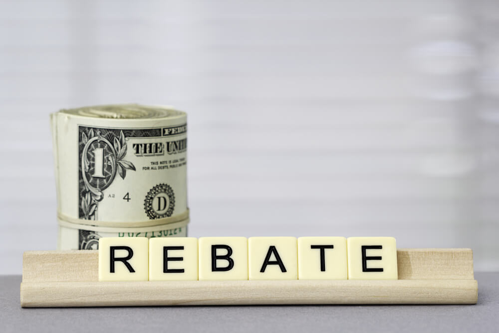 What to Look for in Rebate Management Companies | CheckIssuing Business handshake after a good deal of trading representing rebate management.